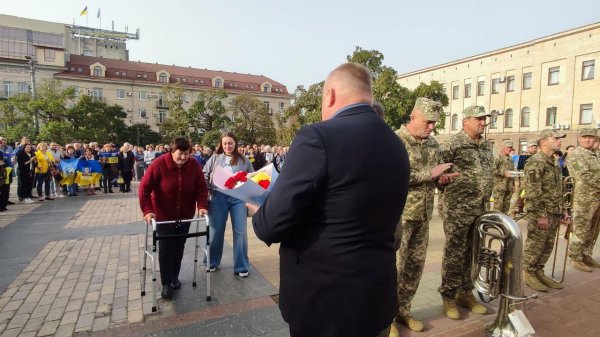 У Кропивницькому в День захисників і захисниць України нагородили військовослужбовців. Відзнаки вручили також рідним загиблих бійців