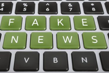 Клавіатура із написом: "Fake News"