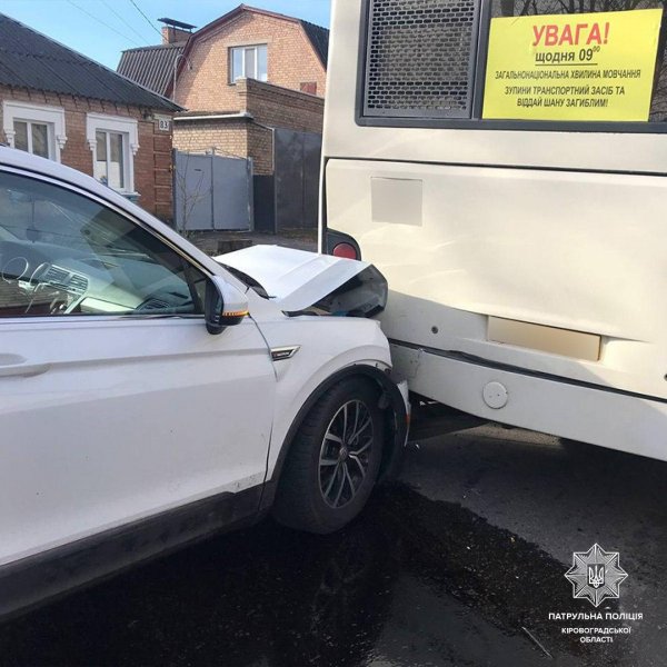 Водійка Volkswagen в’їхала в автобус у Кропивницькому