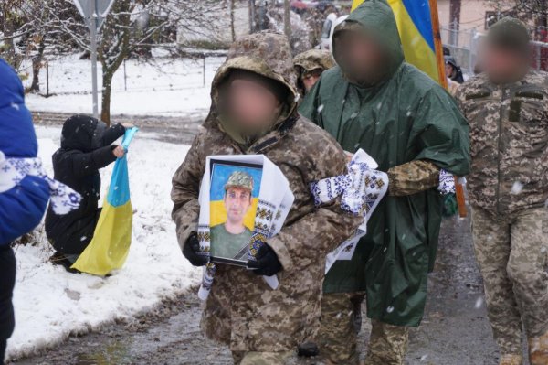 Понад рік вважали зниклим безвісти: у громаді на Кіровоградщині попрощалися із загиблим військовим (ФОТО)