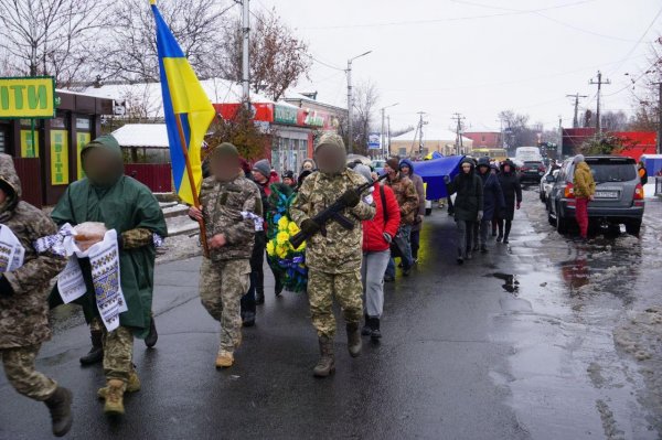 Понад рік вважали зниклим безвісти: у громаді на Кіровоградщині попрощалися із загиблим військовим (ФОТО)