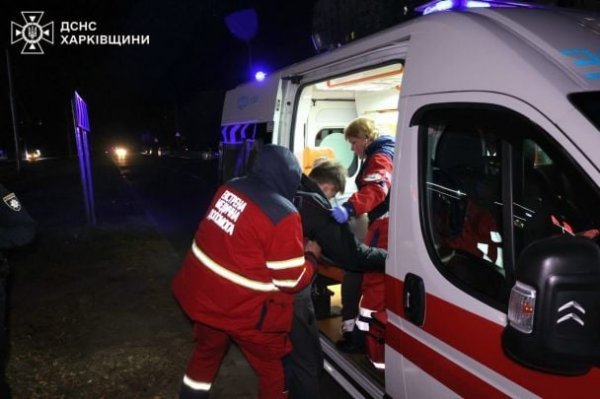 
У ДСНС показали наслідки удару авіабомби біля супермаркету в Шевченківському районі Харкова (фото)
