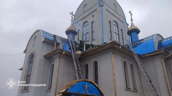 У Малій Висці на Кіровоградщині горіла церква. Пожежу гасили дев’ять рятувальників (ФОТО)