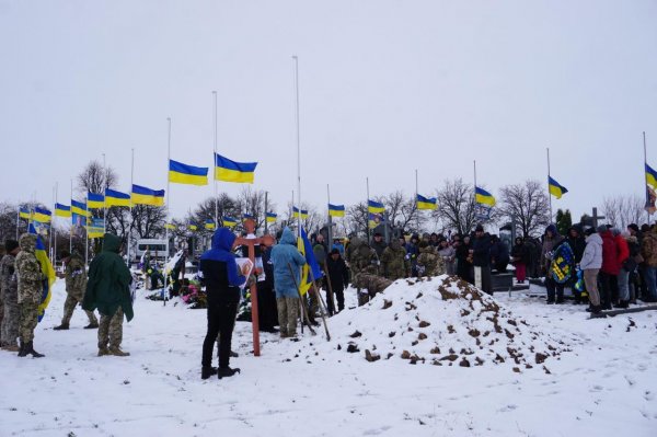 Понад рік вважали зниклим безвісти: у громаді на Кіровоградщині попрощалися із загиблим військовим (ФОТО)