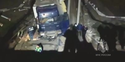 
В окупованому Криму "самовільно" обвалився автомобільний міст: відео
