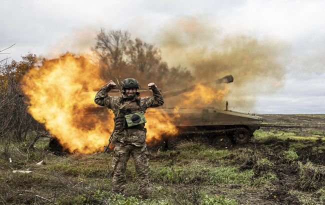 Військовий на фоні техніки