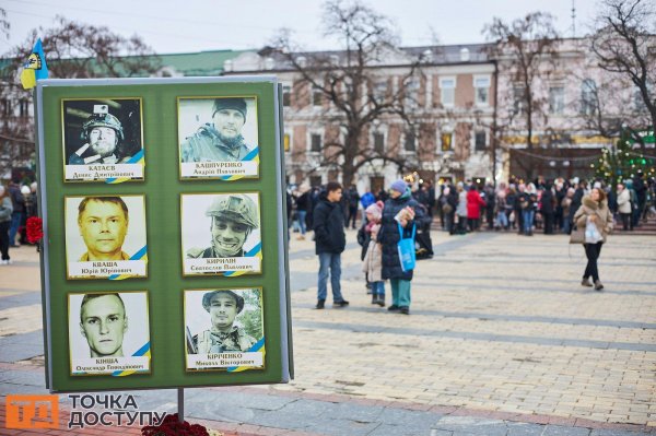 12 ялинок на честь міст-героїв, волонтерів та ЗСУ прикрасили на центральній площі Кропивницького