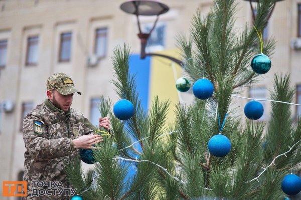 12 ялинок на честь міст-героїв, волонтерів та ЗСУ прикрасили на центральній площі Кропивницького