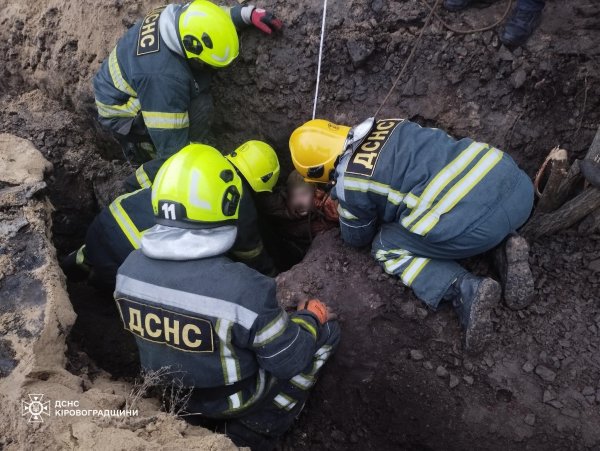 Присипало землею: на Кіровоградщині 33-річний чоловік загинув, коли чистив траншею