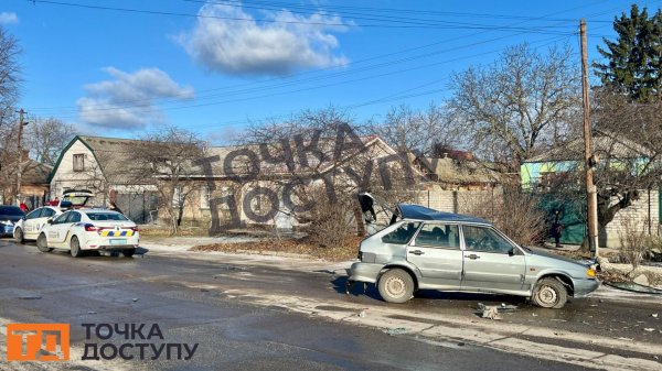 Кропивницький: Opel в'їхав у припарковану автівку на Кримській, постраждала жінка (ФОТО)