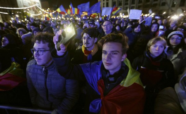 У Бухаресті люди виходять на проєвропейські мітинги перед другим туром президентських виборів
                                