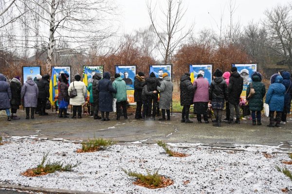 Гроші зібрали батьки і небайдужі. На Кіровоградщині відкрили Алею пам’яті