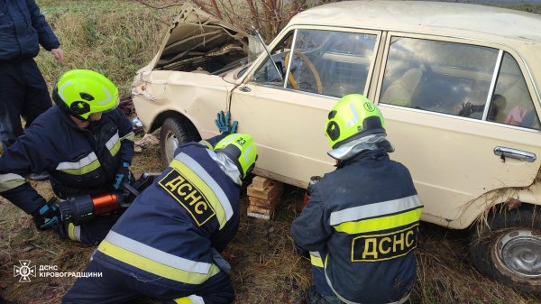 На Кіровоградщині перекинулась автівка: загинула жінка