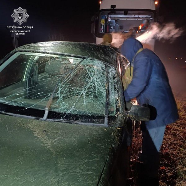 Водій напідпитку на Кіровоградщині злетів у кювет і пив алкоголь після ДТП