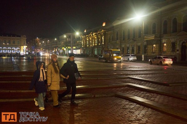 Як Кропивницький готується до Нового року: яскраві гірлянди, інсталяції та локації (ФОТОРЕПОРТАЖ)