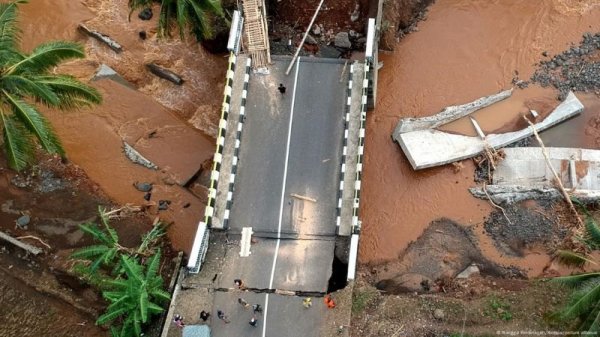 В Індонезії внаслідок повені загинули щонайменше 10 людей
