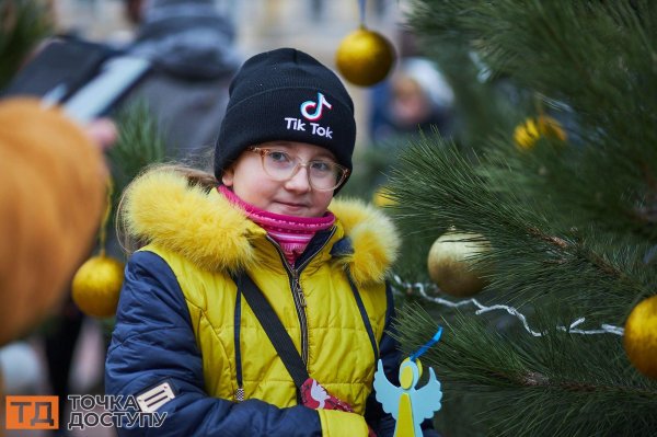 12 ялинок на честь міст-героїв, волонтерів та ЗСУ прикрасили на центральній площі Кропивницького