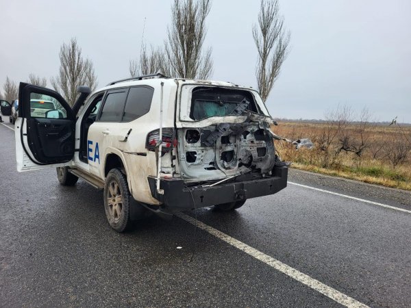 
Дрон влучив у службовий автомобіль місії МАГАТЕ по дорозі до окупованої Запорізької АЕС 