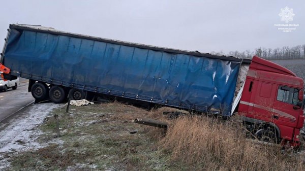 Вантажівка злетіла в кювет поблизу Кропивницького