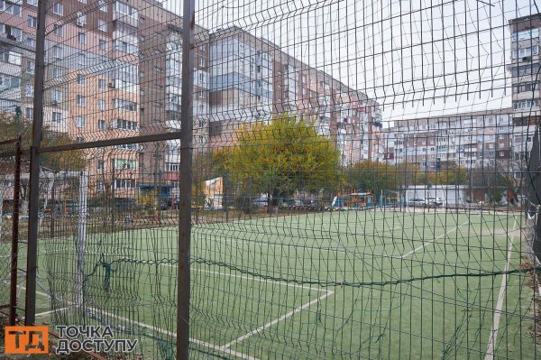 Який вигляд мають дитячі майданчики у Кропивницькому та хто відповідальний за їхнє утримання: фоторепортаж