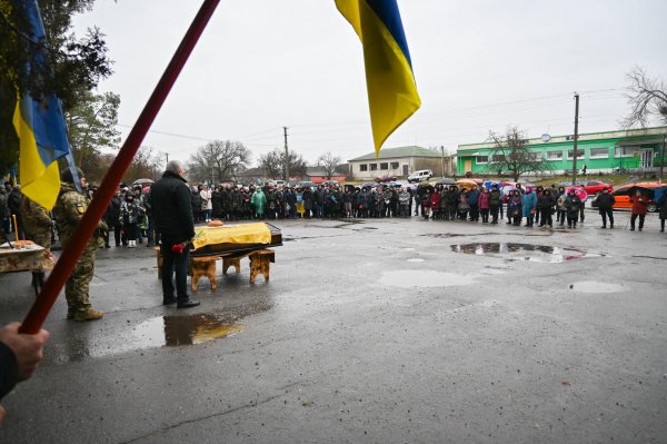 У громаді на Кіровоградщині попрощалися з 29-річним захисником (ФОТО)