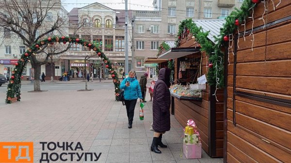 У центрі Кропивницького запрацювало різдвяне містечко (ФОТО)