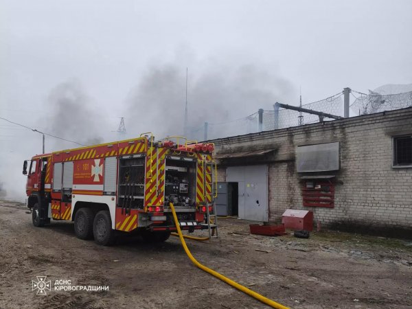 На Кіровоградщині через падіння уламків загорівся склад