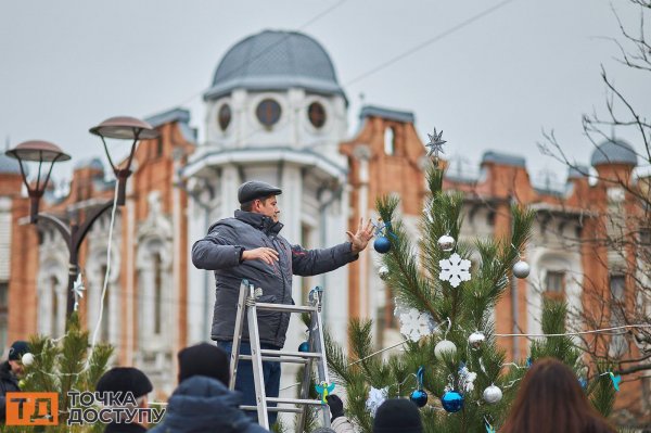 12 ялинок на честь міст-героїв, волонтерів та ЗСУ прикрасили на центральній площі Кропивницького