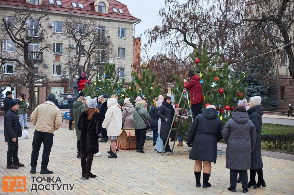 12 ялинок на честь міст-героїв, волонтерів та ЗСУ прикрасили на центральній площі Кропивницького