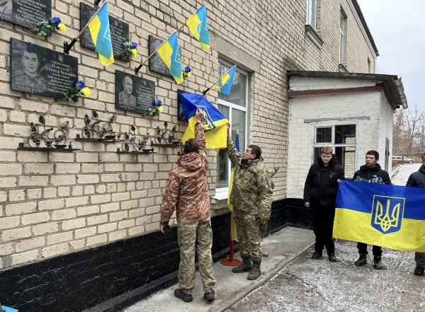 Загинув у 26 років: у пам’ять про загиблого захисника в громаді на Кіровоградщині встановили меморіальну дошку