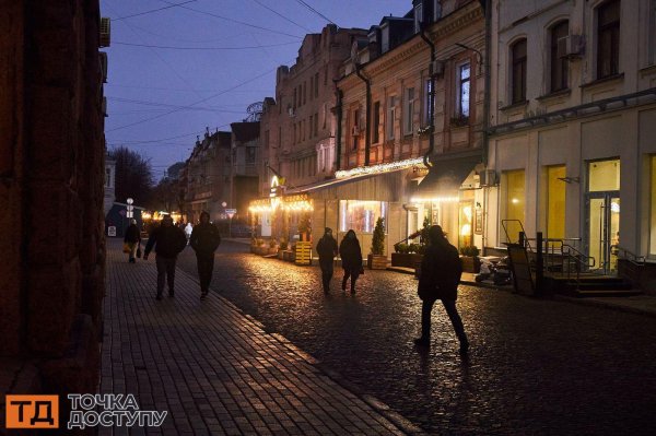 Як Кропивницький готується до Нового року: яскраві гірлянди, інсталяції та локації (ФОТОРЕПОРТАЖ)