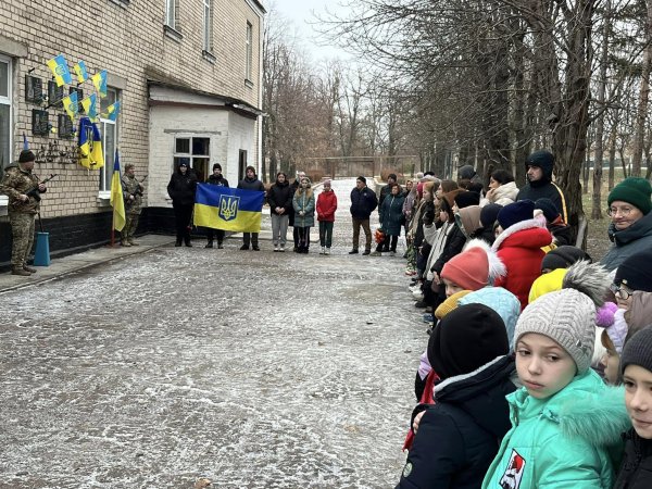 Загинув у 26 років: у пам’ять про загиблого захисника в громаді на Кіровоградщині встановили меморіальну дошку