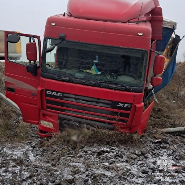 Вантажівка злетіла в кювет поблизу Кропивницького