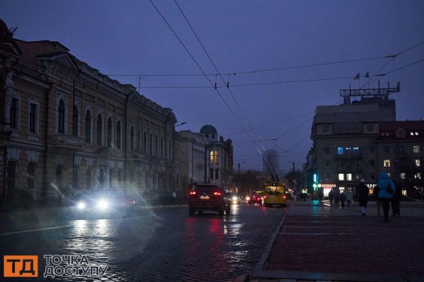 Як Кропивницький готується до Нового року: яскраві гірлянди, інсталяції та локації (ФОТОРЕПОРТАЖ)