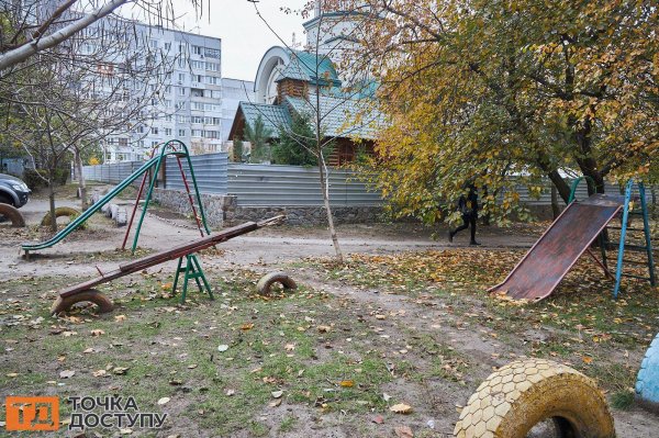 Який вигляд мають дитячі майданчики у Кропивницькому та хто відповідальний за їхнє утримання: фоторепортаж