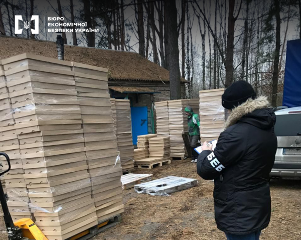 БЕБ викрило масштабне підпільне виробництво сигарет - цехи замаскували у лісі на Київщині