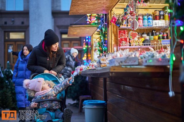 Різдвяний ярмарок працює у Кропивницькому (ФОТО)