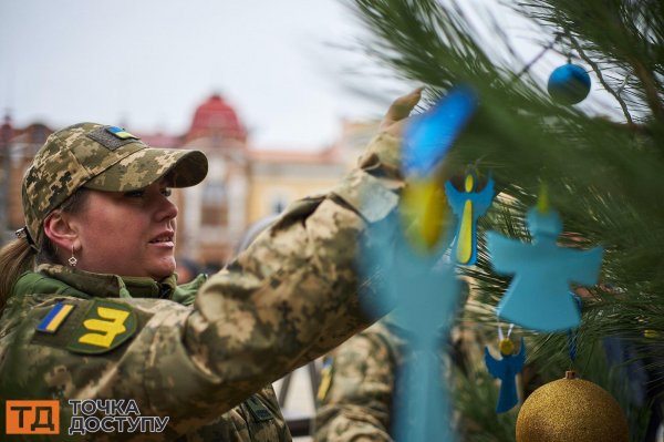 12 ялинок на честь міст-героїв, волонтерів та ЗСУ прикрасили на центральній площі Кропивницького