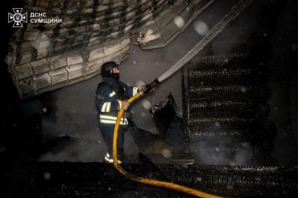 
Ворог завдав масованого удару по житловому сектор Сум (фото)
