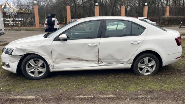 Водійка Peugeot спричинила ДТП на вулиці Євгена Тельнова у Кропивницькому (ФОТО)