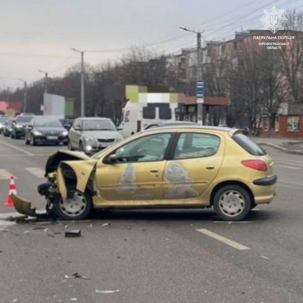 Водійка Peugeot спричинила ДТП на вулиці Євгена Тельнова у Кропивницькому (ФОТО)