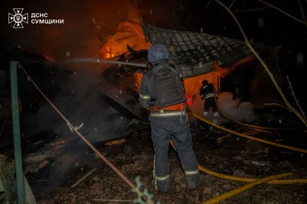 
Ворог завдав масованого удару по житловому сектор Сум (фото)
