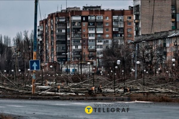 
Що насправді відбувається у Покровську: фоторепортаж із фронтового міста
