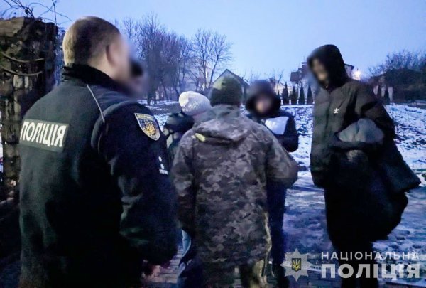 
Поліція влаштувала понад 200 обшуків через незаконний виїзд за кордон військовозобов’язаних
