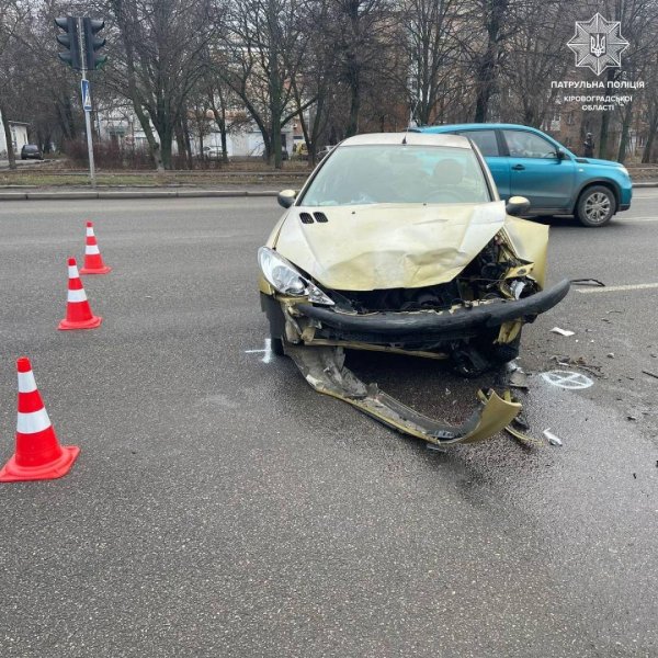 Водійка Peugeot спричинила ДТП на вулиці Євгена Тельнова у Кропивницькому (ФОТО)