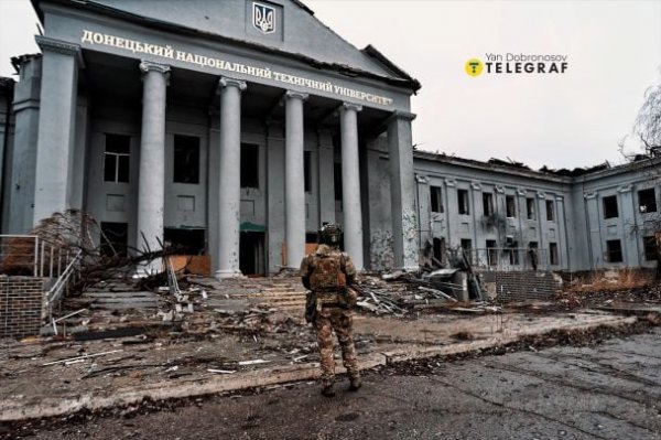 
Що насправді відбувається у Покровську: фоторепортаж із фронтового міста
