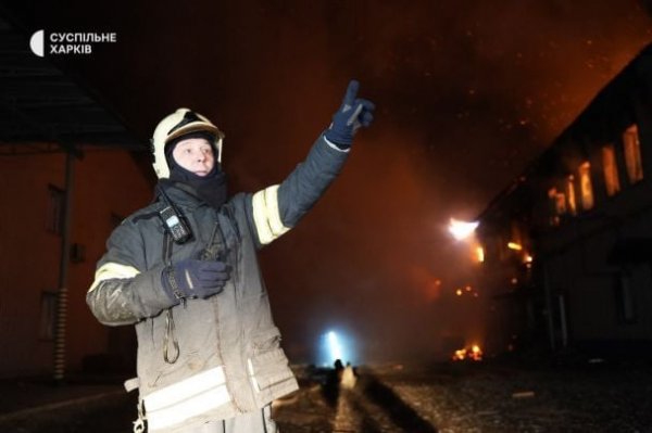 
У Харкові спалахнула масштабна пожежа після атаки БпЛА (фото)
