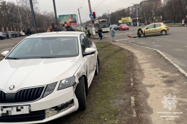 Водійка Peugeot спричинила ДТП на вулиці Євгена Тельнова у Кропивницькому (ФОТО)