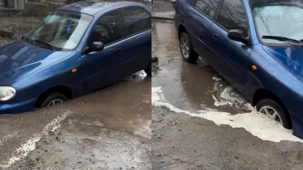 У Кропивницькому автівка провалилася в яму біля під’їзду (ФОТО)