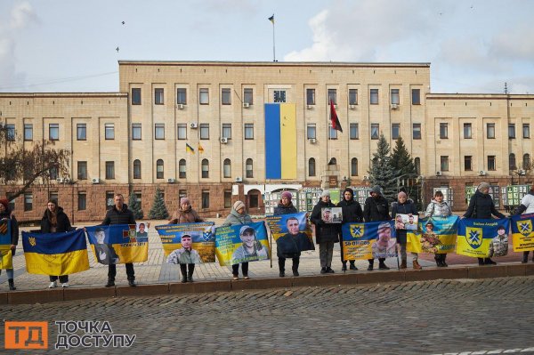 Акція на підтримку полонених і зниклих безвісти захисників відбулась у Кропивницькому (ФОТО)